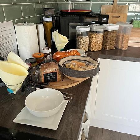 Private Room, Shared Bathroom With One Other, Tea And Coffee Making Facilities, Mini Fridge And Hairdryer, King Sized Bed With Help Yourself Continental Breakfast In Secluded Modern Property With Parking Bournemouth Luaran gambar