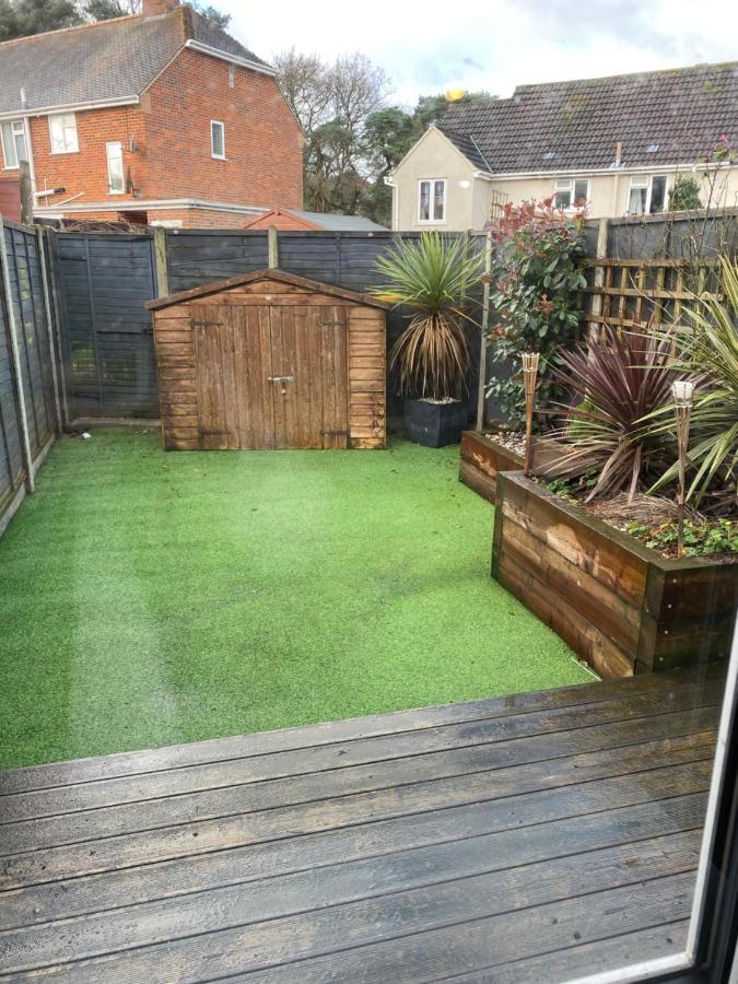 Private Room, Shared Bathroom With One Other, Tea And Coffee Making Facilities, Mini Fridge And Hairdryer, King Sized Bed With Help Yourself Continental Breakfast In Secluded Modern Property With Parking Bournemouth Luaran gambar
