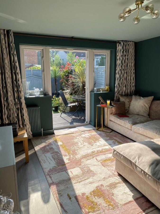 Private Room, Shared Bathroom With One Other, Tea And Coffee Making Facilities, Mini Fridge And Hairdryer, King Sized Bed With Help Yourself Continental Breakfast In Secluded Modern Property With Parking Bournemouth Luaran gambar