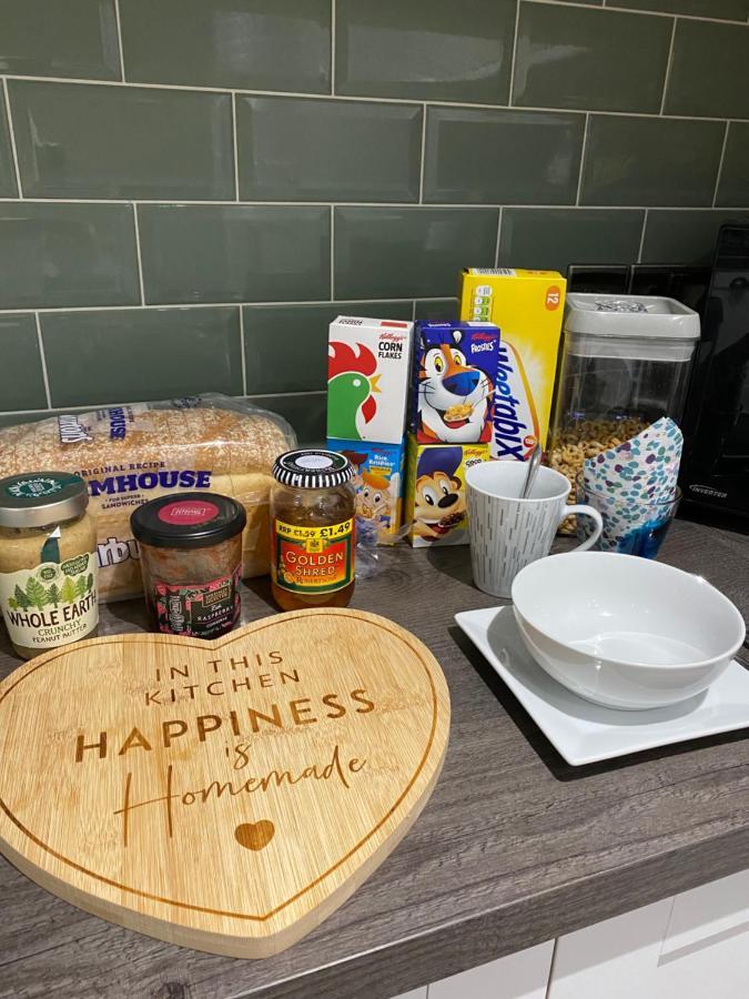 Private Room, Shared Bathroom With One Other, Tea And Coffee Making Facilities, Mini Fridge And Hairdryer, King Sized Bed With Help Yourself Continental Breakfast In Secluded Modern Property With Parking Bournemouth Luaran gambar