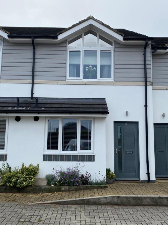 Private Room, Shared Bathroom With One Other, Tea And Coffee Making Facilities, Mini Fridge And Hairdryer, King Sized Bed With Help Yourself Continental Breakfast In Secluded Modern Property With Parking Bournemouth Luaran gambar
