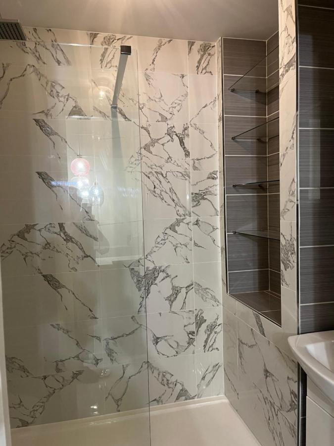 Private Room, Shared Bathroom With One Other, Tea And Coffee Making Facilities, Mini Fridge And Hairdryer, King Sized Bed With Help Yourself Continental Breakfast In Secluded Modern Property With Parking Bournemouth Luaran gambar