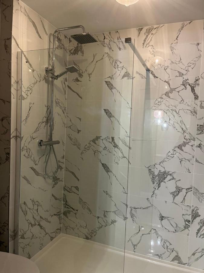 Private Room, Shared Bathroom With One Other, Tea And Coffee Making Facilities, Mini Fridge And Hairdryer, King Sized Bed With Help Yourself Continental Breakfast In Secluded Modern Property With Parking Bournemouth Luaran gambar